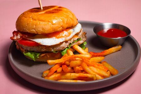 Бургер с курицей и яйцом