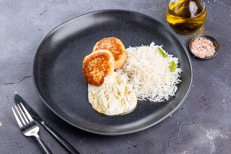 Котлеты из лосося и судака с соусом ремулад и имбирным медом