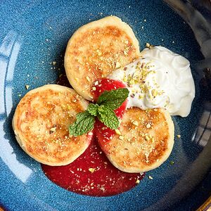 Сырники со сметаной и малиновым конфи