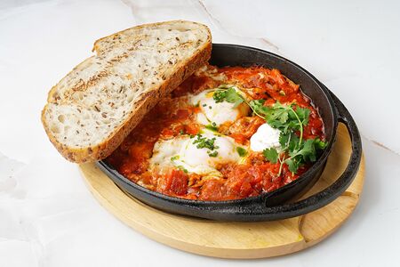 Шакшука с греческим сыром и ремесленным хлебом