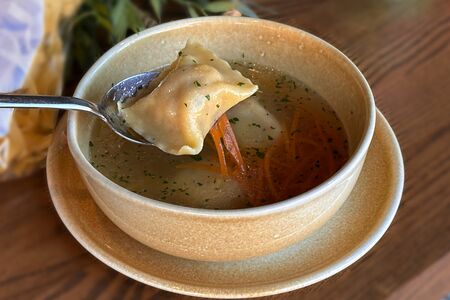 Куриный бульон с равиоли из курицы и креветок