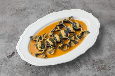 Карамелле с креветкой в соусе биск 