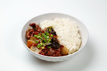 Говядина в кокосовом соусе и рис на пару