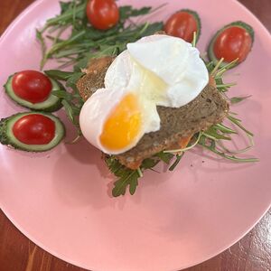 Сэндвич с форелью и яйцом пашот 