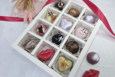 Подарочный набор 12 шоколадных конфет ассорти, ручной работы