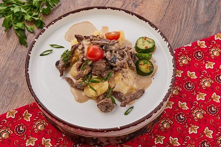 Бефстроганов с мятым картофелем