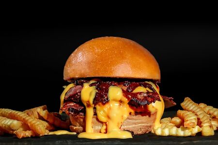 Бургер с беконом и вишневым соусом 