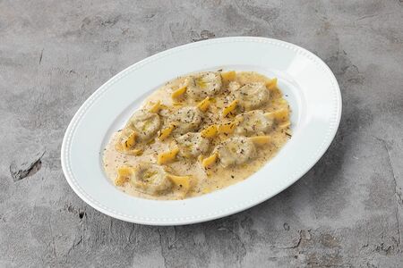 Тортеллини с уткой, соусом жу и сыром пекорино