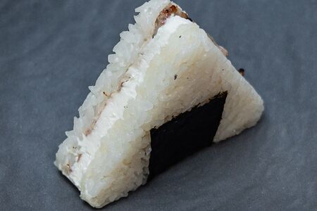 Онигири с угрем