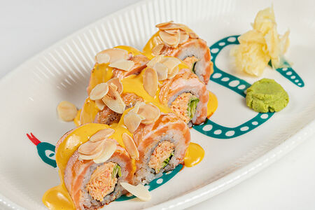 Ролл с опаленным лососем, снежным крабом и пряным манго