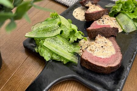 Ростбиф с острым перечным соусом, свежими овощами и зеленью