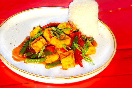 Вок Тофу в томатном соусе с рисом