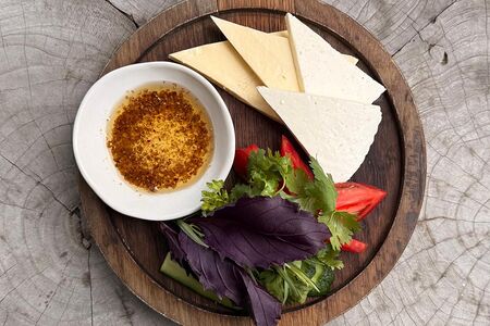 Домашний сыр с овощами