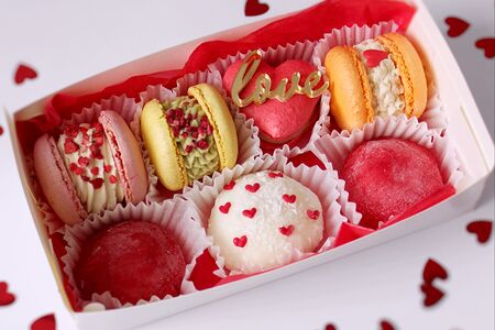 Набор десертов Моти и макарон с сердечками 