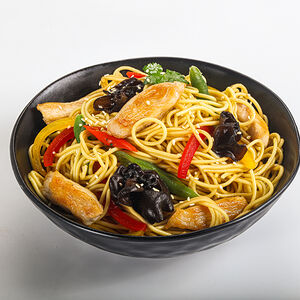 Яичная лапша с курицей в сингапурском соусе