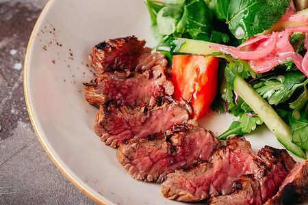 Стейк-салат из мраморной говядины