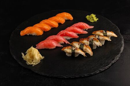 Ассорти суши (лосось, тунец, угорь)