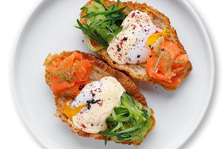 Круассан с лососем