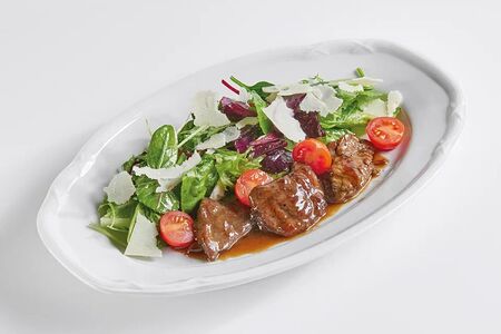 Тёплый салат с говяжьей вырезкой