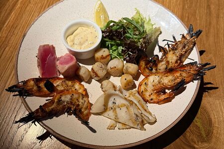 Ассорти из морепродуктов на углях