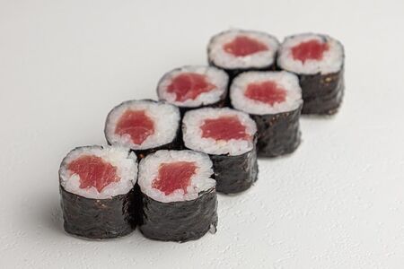 Ролл с тунцом