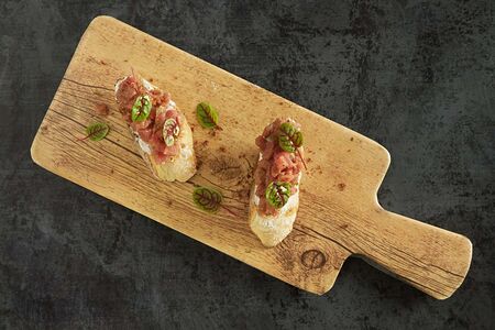 Брускетта с тунцом