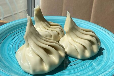 Хинкали с сыром, вялеными томатами и соусом песто