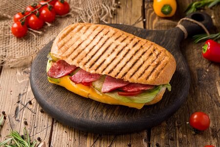 Сэндвич-чиабатта с салями