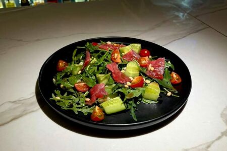 С тунцом, рукколой и кедровым орехом