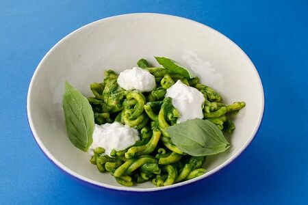 Паста с курицей, песто и страчателлой