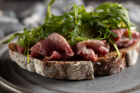 Брускетта с ростбифом и маринованными огурцами