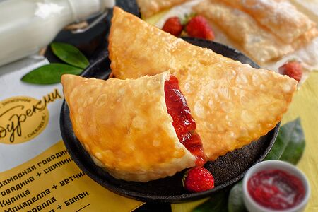 Чебурек с клубникой