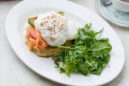 Оладьи из цукини с семгой, с муссом пармезана и обжаренным авокадо