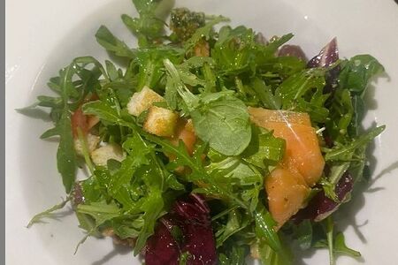 Салат с форелью и оливками