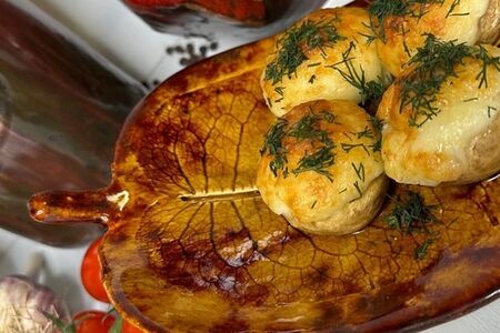 Шапки из шампиньонов с сулугуни, жаренные на кеци