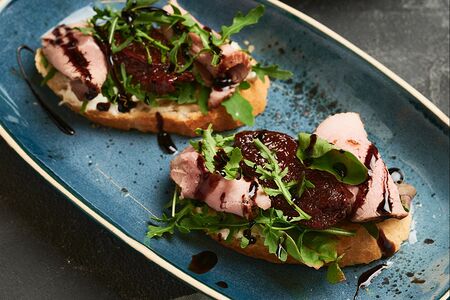 Брускетты с говядиной и вялеными томатами