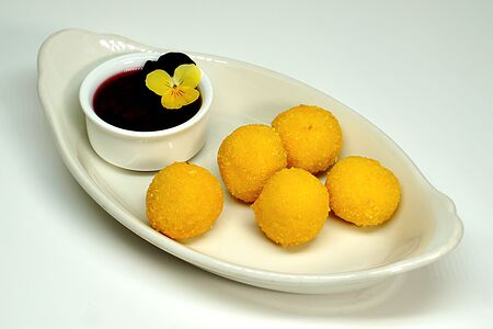 Сырные шарики с брусничным соусом