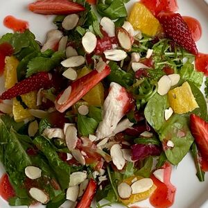 Филе цыпленка, клубника, апельсин, миндаль