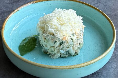 Салат с филе белой рыбы, сыром моцарелла и свежим огурцом 