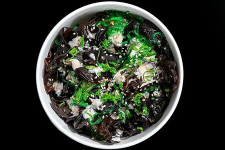 Салат с древесными грибами и чукой