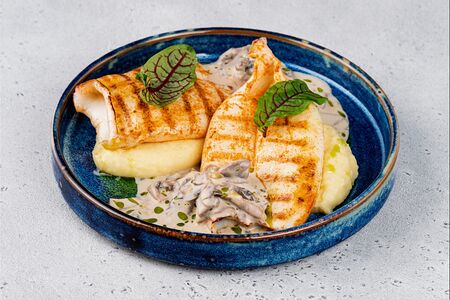 Кальмары гриль в сливочно-грибном соусе 