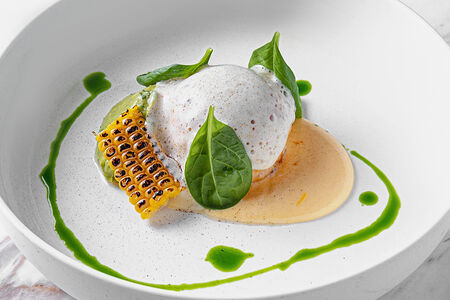 Крабовая котлета с молодой кукурузой и гуакамоле