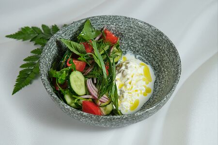 Салат из свежих овощей с сыром Страчателла