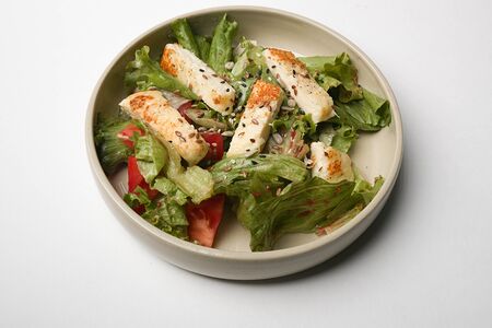 Салат с сыром халуми