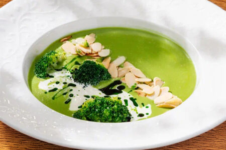 Крем-суп из брокколи со страчателлой и миндалем
