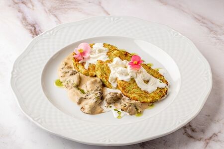 Драники из цукини с велюте из сморчков и страчателлой