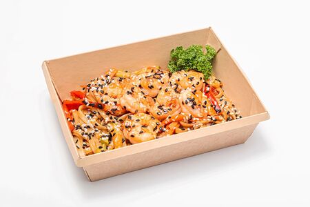 Удон с креветками и овощами