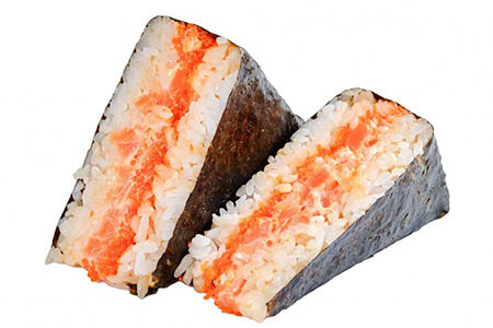 Онигири с лососем