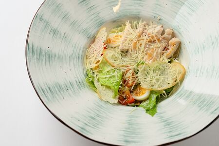 Салат Цезарь с цыпленком