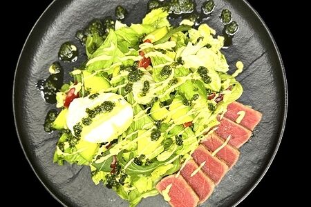 Салат с тунцом и авокадо